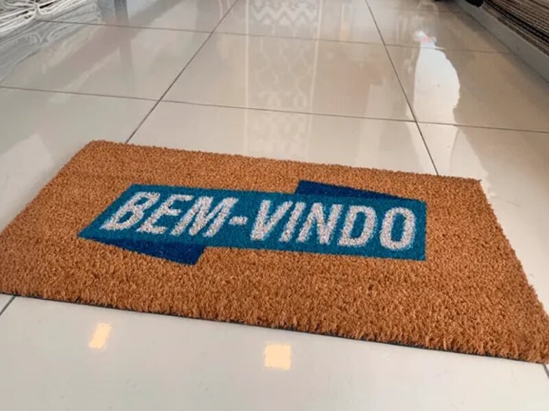 Capa do guia "Capachos para Empresas: a solução para decoração e personalização" sobre Capachos personalizados Capa do guia "Capachos para Empresas: a solução para decoração e personalização" sobre Capachos personalizados
