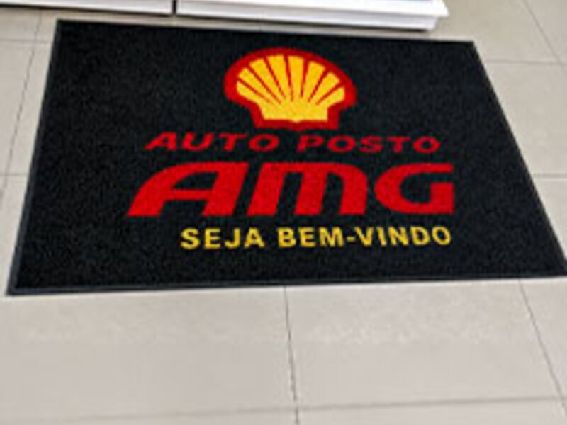 Capa do guia "Tapete com logo para empresa: como funciona a personalização" sobre Empresas e segmentos Capa do guia "Tapete com logo para empresa: como funciona a personalização" sobre Empresas e segmentos