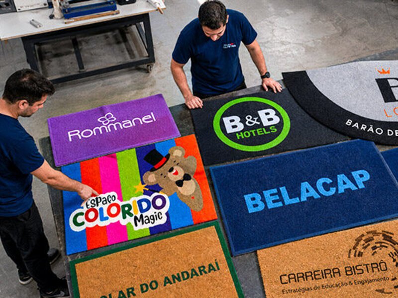 Amostras de materiais para comparar tapete de vinil e tapete de nylon Amostras de materiais para comparar tapete de vinil e tapete de nylon