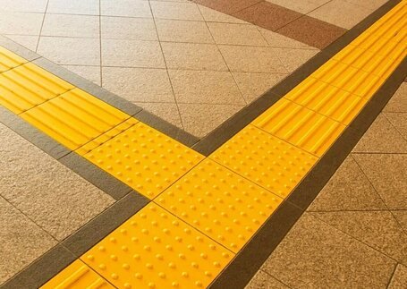Piso tátil com placas de alerta em imagem de referência da Real Tapetes Piso tátil com placas de alerta em imagem de referência da Real Tapetes