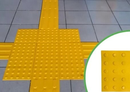 Piso tátil em rota acessível em imagem de referência da Real Tapetes Piso tátil em rota acessível em imagem de referência da Real Tapetes