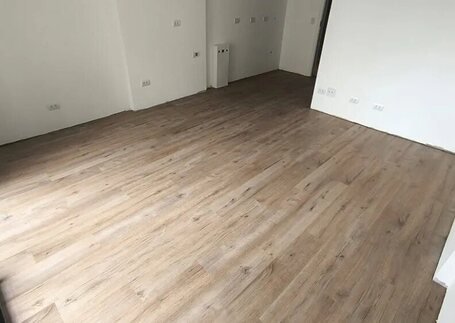 Piso Vinílico em área de circulação em imagem de referência da Real Tapetes Piso Vinílico em área de circulação em imagem de referência da Real Tapetes