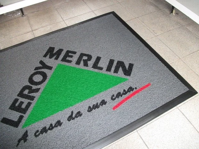 TAPETE-COM-ACABABENTO-EM-PERFIL-DE-BORRACHA-NA-COR-PRETO-NAS-ESTREMIDADES(1) Leroy Merlin - Tapetes com Acabamento rebaixado - Real tapetes